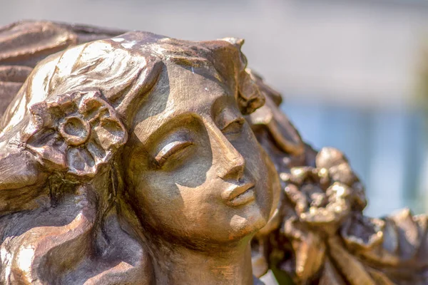 Betonskulptur Oder Denkmal Für Ein Waldmädchen Der Nähe Der Universität — Stockfoto