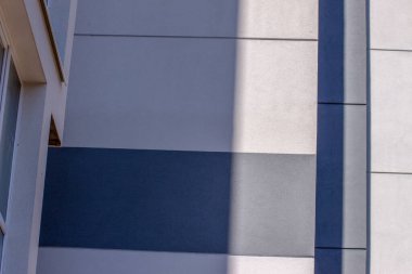 Şehirdeki bir apartmanın ön cephesi.