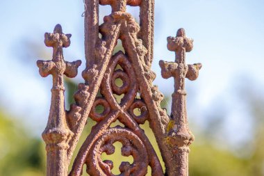 Hıristiyan haçı mezarlıkta.