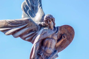 Mezarlıktaki bir meleğin taş heykeli.