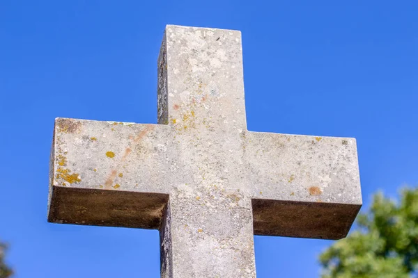 Cruz Cristiana Sobre Tumba Cementerio —  Fotos de Stock