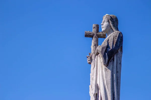Monumento Ángel Con Una Cruz Sobre Tumba Cementerio —  Fotos de Stock