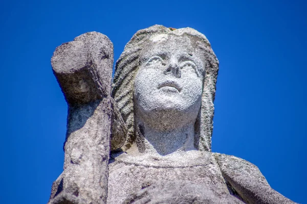 Monument Ange Avec Une Croix Sur Tombe Dans Cimetière — Photo