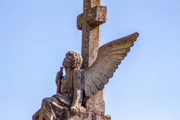 Kristitty Risti Haudalla Hautausmaalla — kuvapankkivalokuva