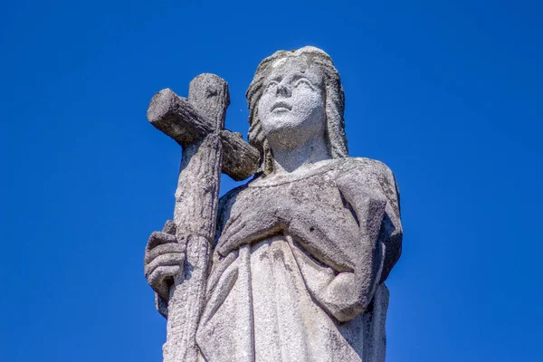 Denkmal Für Einen Engel Mit Kreuz Auf Dem Grab Auf — Stockfoto