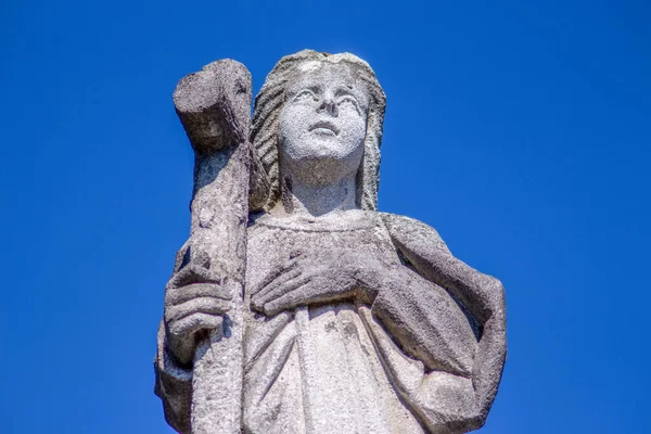 Monument Över Ängel Med Ett Kors Graven Kyrkogården — Stockfoto