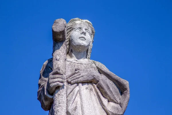 Monument Ange Avec Une Croix Sur Tombe Dans Cimetière — Photo