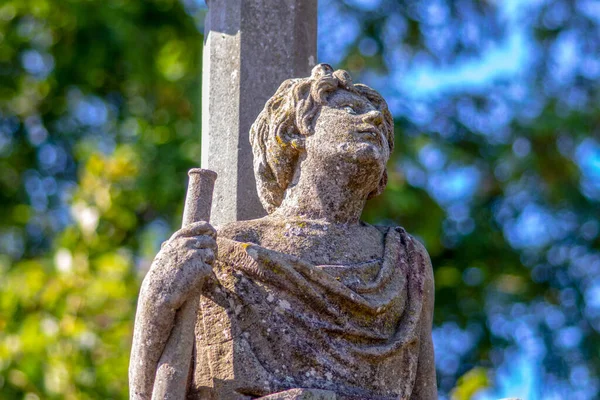 Monumento Piedra Ángel Sobre Tumba Cementerio —  Fotos de Stock