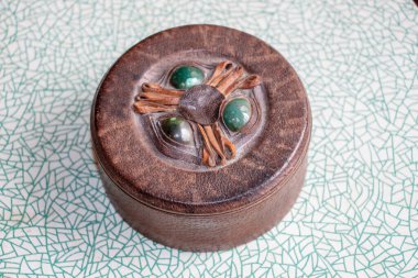 Değerli eşyalar ve mücevherler için yuvarlak tahta kutu.