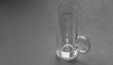 Alkollü kokteyller için cam uzun bardak.