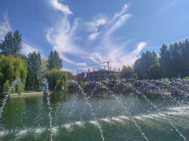 Eylül 'de rıhtımdaki parkta bir çeşme