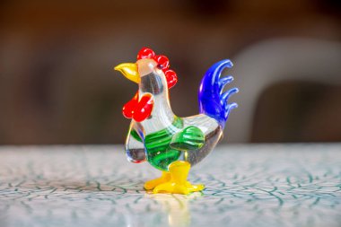 Küçük oyuncak, cam bir horoz.