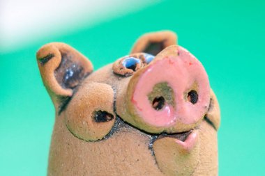 Küçük neşeli oyuncak domuzun makro çekimi.