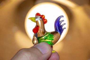 Küçük oyuncak, cam bir horoz.