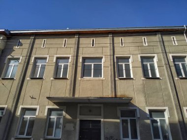 Baharda şehirde eski bir evin cephesi