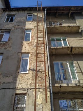 Baharda şehirde eski bir evin cephesi