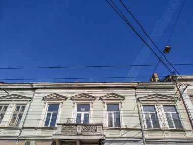 Baharda şehirde eski bir evin cephesi