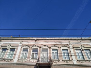 Baharda şehirde eski bir evin cephesi