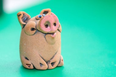 Küçük neşeli oyuncak domuzun makro çekimi.