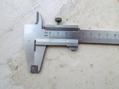 Metal Sovyet kalibreli ve atölyesinde cetvel var.