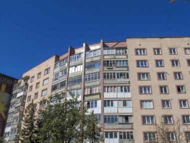 İkamet alanındaki bir apartmanın ön cephesi.
