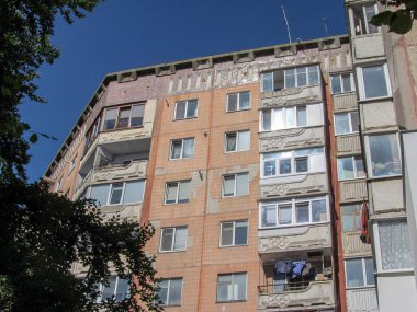 İkamet alanındaki bir apartmanın ön cephesi.