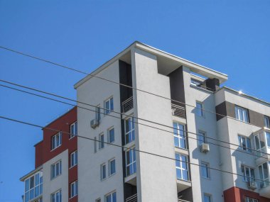 İkamet alanındaki bir apartmanın ön cephesi.