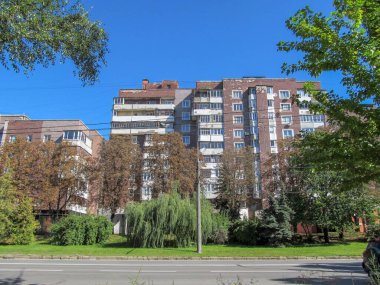 İkamet alanındaki bir apartmanın ön cephesi.