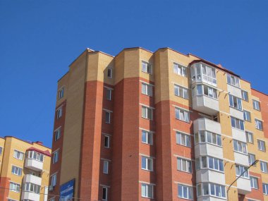 İkamet alanındaki bir apartmanın ön cephesi.