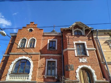 100 yıldan eski bir şehirde eski bir evin cephesi.