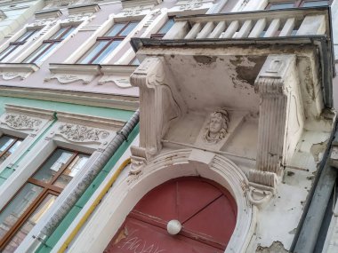 100 yıldan eski bir şehirde eski bir evin cephesi.