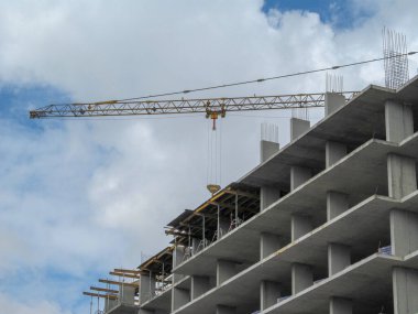 Çok katlı beton bir konut inşaatı