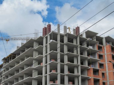 Çok katlı beton bir konut inşaatı