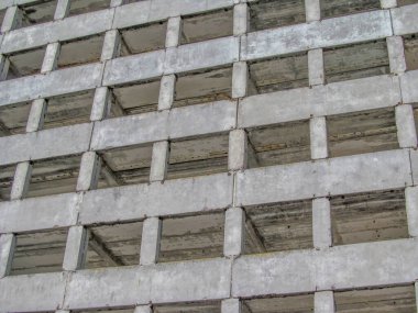 Şehrin kenar mahallelerindeki çok katlı tamamlanmamış ev.