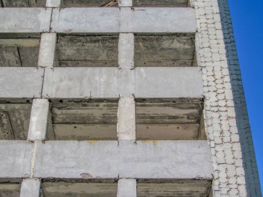 Şehrin kenar mahallelerindeki çok katlı tamamlanmamış ev.