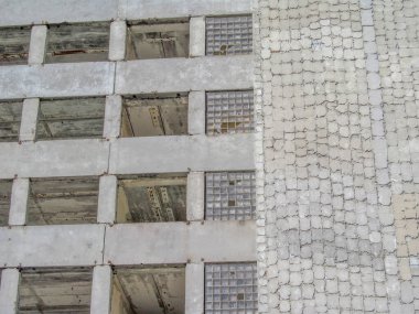 Şehrin kenar mahallelerindeki çok katlı tamamlanmamış ev.