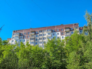 İkamet alanındaki bir apartmanın ön cephesi.