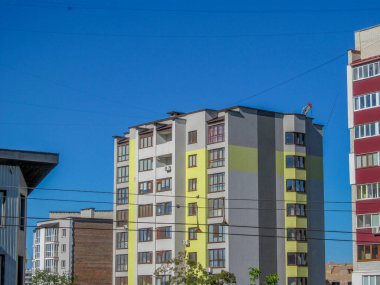 İkamet alanındaki bir apartmanın ön cephesi.
