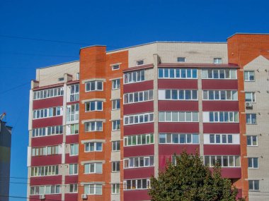 İkamet alanındaki bir apartmanın ön cephesi.