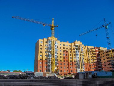 Bir yerleşim bölgesinde bir apartman inşaatı