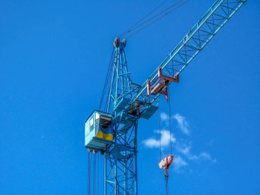 Bir yerleşim bölgesinde bir apartman inşaatı