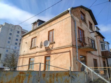 Baharda şehirde eski bir evin cephesi