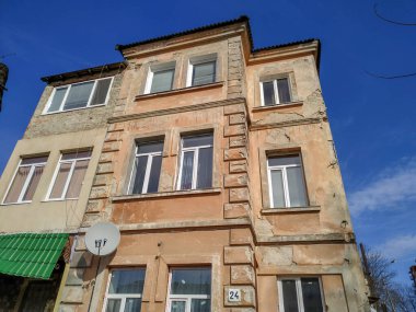 Baharda şehirde eski bir evin cephesi