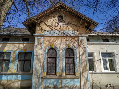 Baharda şehirde eski bir evin cephesi