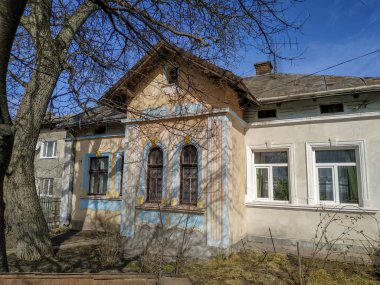 Baharda şehirde eski bir evin cephesi