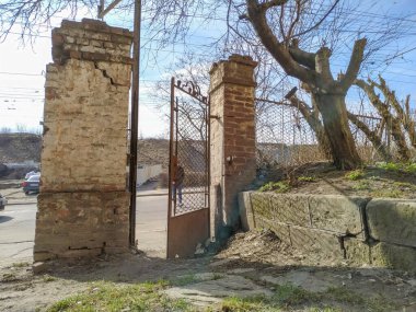 Baharda şehirde eski bir evin cephesi