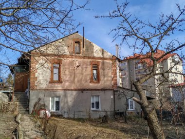 Baharda şehirde eski bir evin cephesi