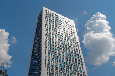 Pencereli çok uzun bir girdap evi