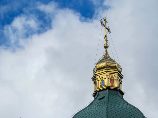 乌克兰一座古老教堂的屋顶在天空中 — 图库照片