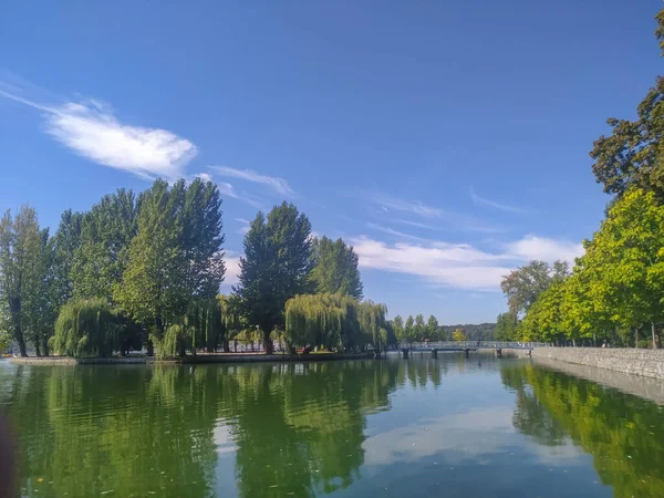 公園内の秋の風景や池や湖の堤防 — ストック写真